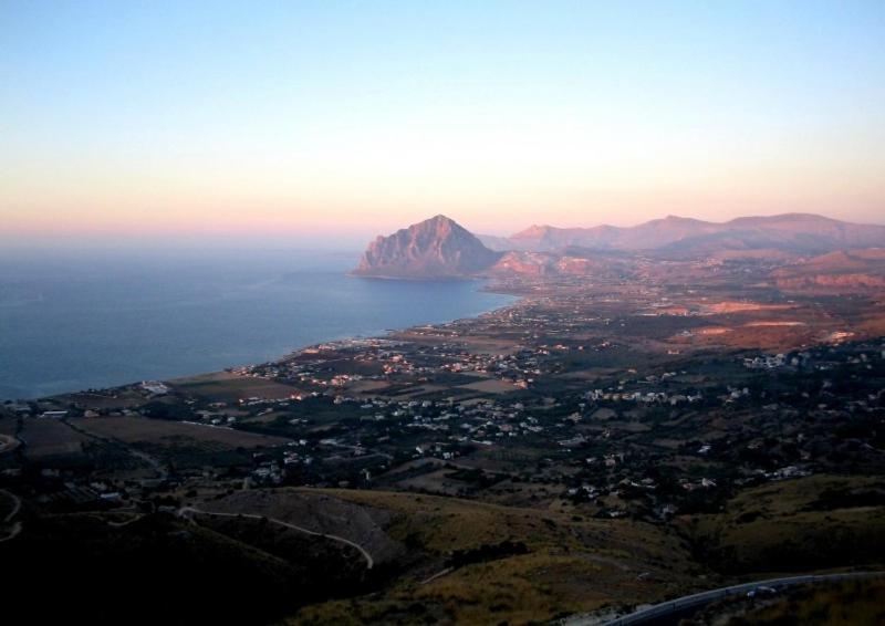 Leo Appartamenti Con Vista Panoramica Ериче Екстериор снимка