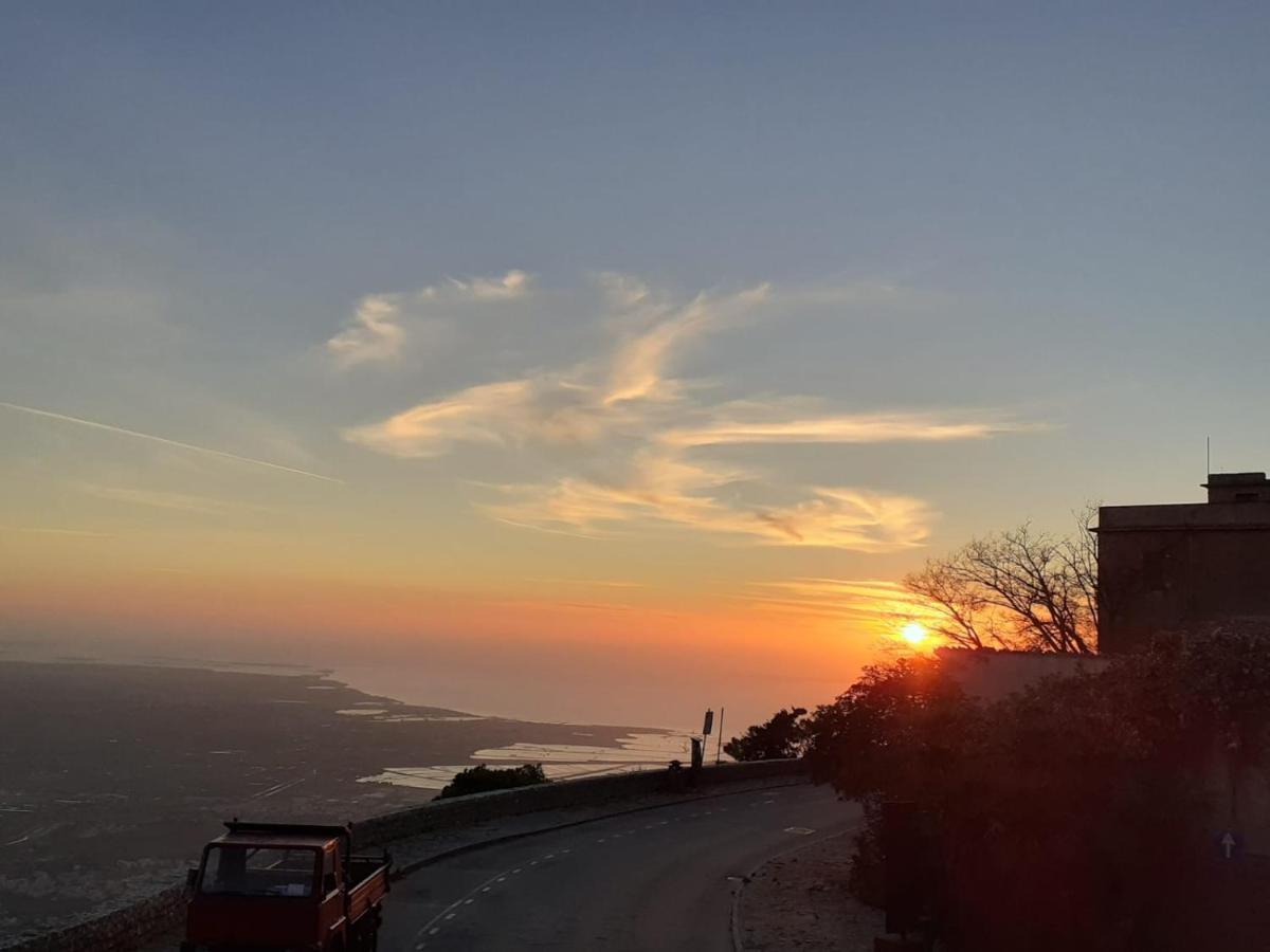 Leo Appartamenti Con Vista Panoramica Ериче Екстериор снимка
